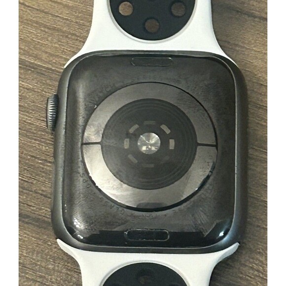 Apple Watch Series 5 44mm WIFI - Silver Aluminum with White Band - Picture 5 of 6